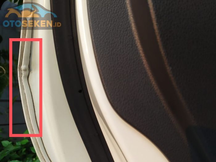 Cek 'tonjolan' (dalam kotak merah) yang ada di pintu. Tidak boleh keras atau terlalu lembek