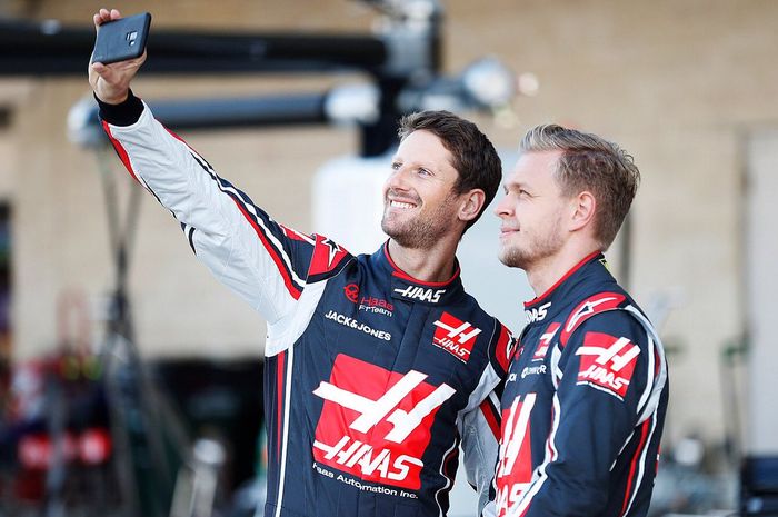 Pembalap F1 tim Haas, Romain Grosjean dan Kevin Magnussen melakukan swafoto di GP F1 Amerika