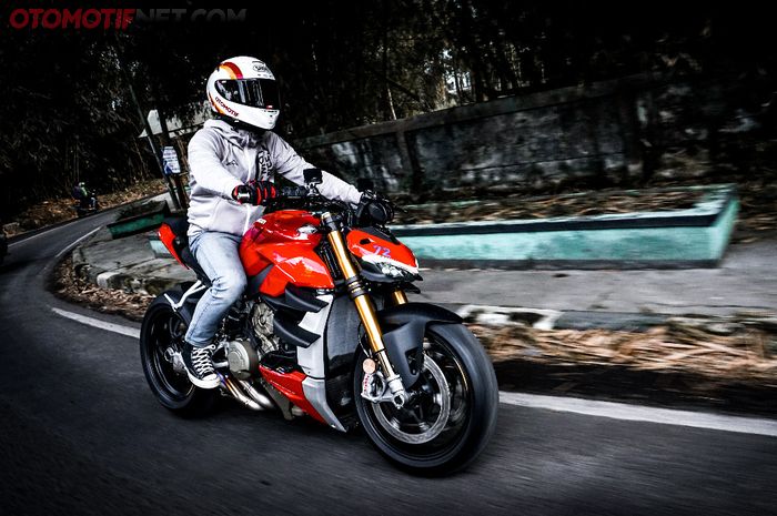 Ducati Streetfighter V4S dibekali mesin Desmosedici Stradale ini 1.103 cc 90&deg; V4 yang merupakan turunan dari MotoGP