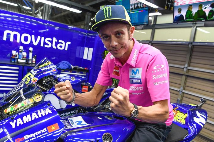 Valentino Rossi kenakan polo shirt tim berwarna pink rayakan Hari Peduli Kanker Payudara Dunia