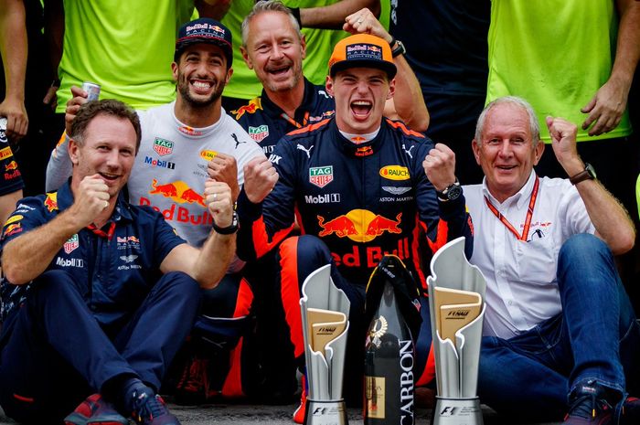Max Verstappen (topi oranye) ingin jadi rekan setim Daniel Ricciardo (topi biru) dalam jangka waktu lama