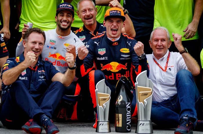 Max Verstappen (kedua dari kanan) sangat bangga dan senang jadi pembalap tim Red Bull sampai tahun 2020