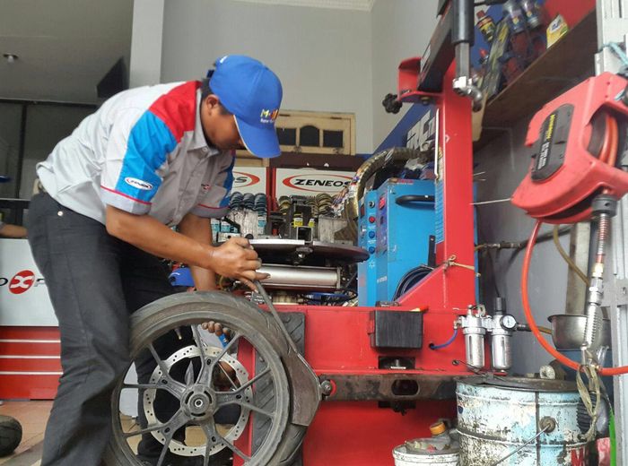 Aktivitas di salah satu toko ban MotoXpress yang menjual IRC dan Zeneos