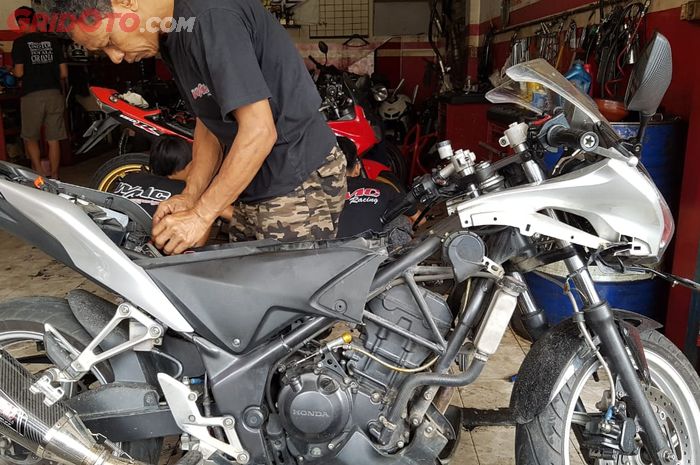 Honda CBR250R sedang diservis