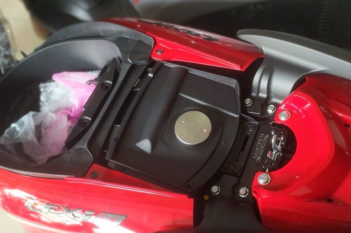 Oya, tangki 6 liter Yamaha Lexi LX 155 menggunakan bahan baku dari tangki standar atau bawaan motor.