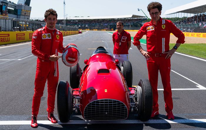 Chrles Leclerc didampingi bos tim Ferrari, Mattia Binotto berpose dengan mobil Ferrari 375 F1 yang meraih kemenangan pertama Ferrari di balap F1 tahun 1951