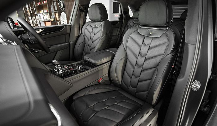 Interior Bentley Bentayga dalam balutan Volcanic Rock dari Khan Design