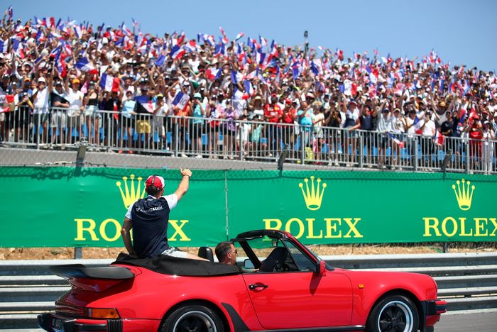 Pembalap Prancis dari tim AlphaTauri, Pierre Gasly, menyapa penonton yang mendukungnya di tribun sirkuit Paul Ricard menjelang balap F1 Prancis 2022