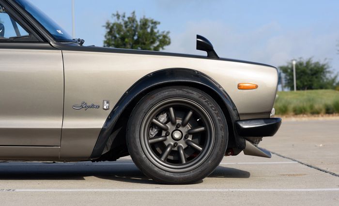 Nissan Skyline 2000GT ditopang Watanabe R-Type ukuran 16 inci