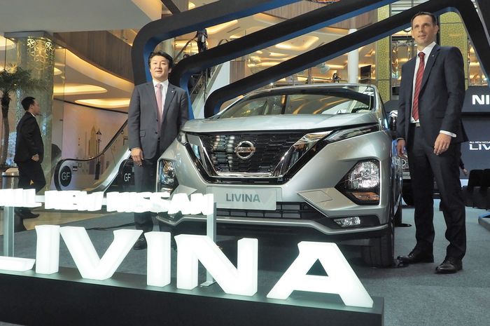 Isao Sekiguchi, Presiden Direktur PT. Nissan Motor Indonesia bersama dengan Bapak Alan Caugant, Vice President Sales and Dealer Network Development of PT Nissan Motor Indonesia resmikan peluncuran All New Nissan Livina di Bandung.