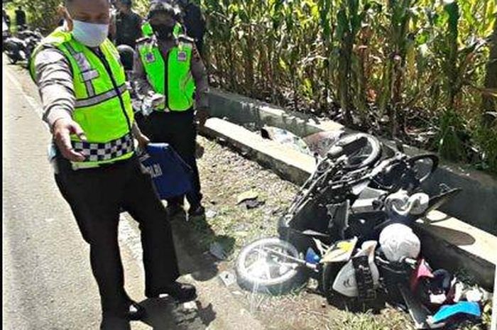 Proses evakuasi pengendara Honda BeAT yang tewas dihantam Mitsubishi L300 di Mijen, kota Semarang, Jawa Tengah