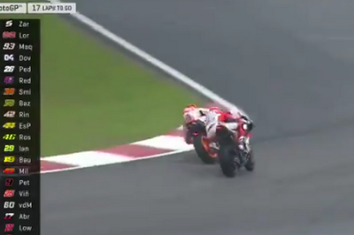 Momen saat Marc Marquez hampir bentrok dengan Andrea Dovizioso di MotoGP Malaysia dalam kondisi trek basah