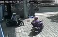 Detik-Detik Maling Nyamar, Datang Berboncengan, Pergi Naik Dua Motor