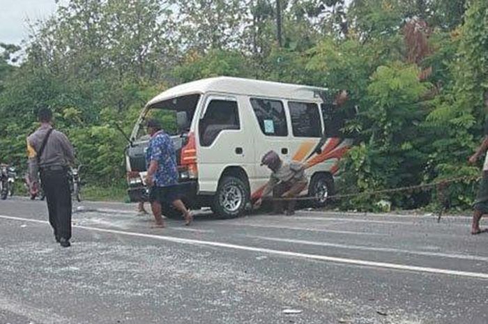 Proses evakuasi Isuzu Elf terguling