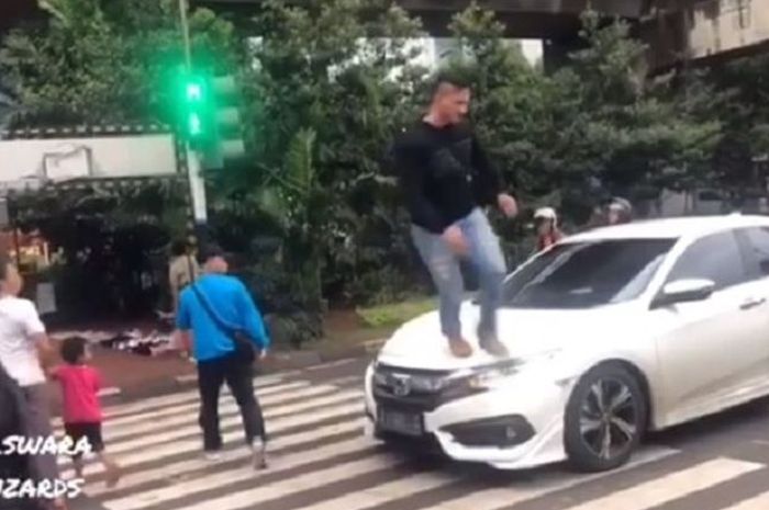 Pengemudi Honda Civic Turbo tak terima saat kap mesinnya diinjak pejalan kaki