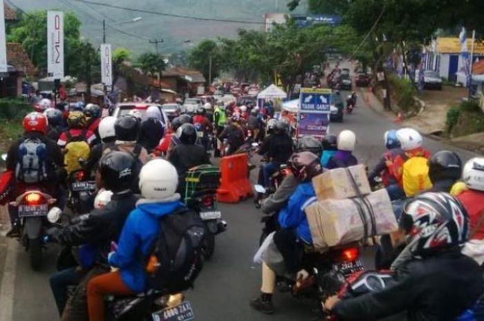 Situasi jalur selatan 'Nagreg', tepatnya di jalan Cagak Nagreg mengalami kepadatan yang panjang 