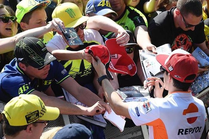 Marc Marquez meladeni fans Valentino Rossi yang minta tanda tangan