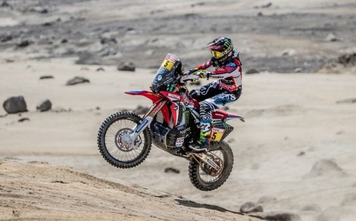 Joan Barreda saat melompati bukit pasir di stage 2 (7/1/2018) Reli Dakar 2018