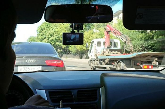 Kamera dashboard menempel di taksi yang BolaSport.com naiki di St Petersburg, Rusia