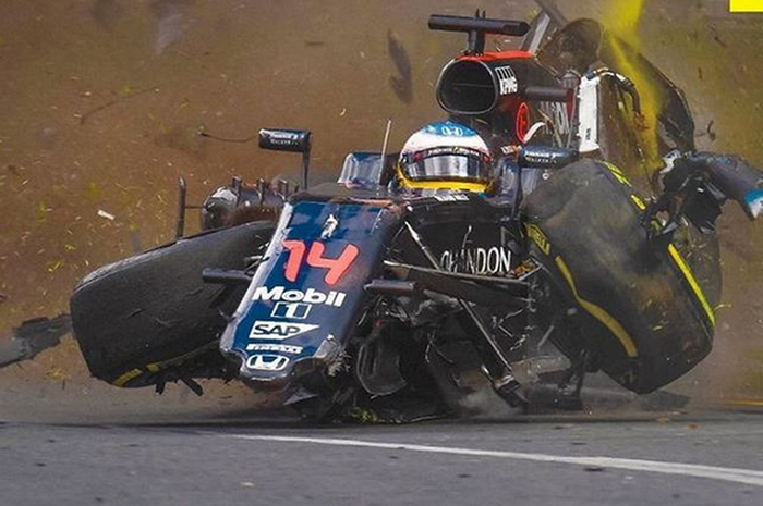 Kecelakaan, mobil McLaren yang dikemudikan Fernando Alonso hancur lebur di GP F1 Australia 2016