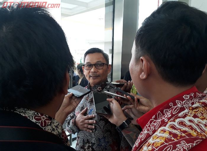 Achmad Sigit Dwiwahjono saat diwawancarai wartawan di pabrik Shell, Marunda