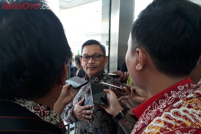 Achmad Sigit Dwiwahjono saat diwawancarai wartawan di pabrik Shell, Marunda