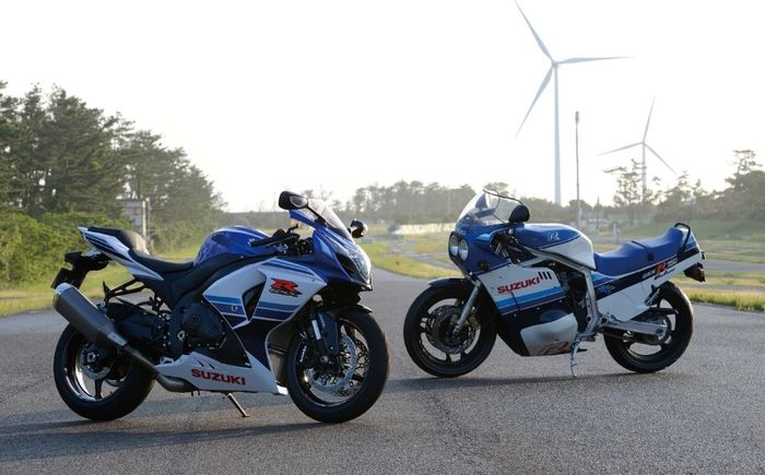 Suzuki Commemorative Edition Livery terdiri dari kombinasi warna putih, biru tua dan biru muda.