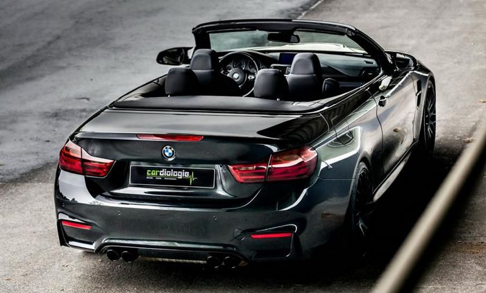 Buritan BMW M4 Convertible dengan dua pipa knalpot di kanan dan kiri bumper