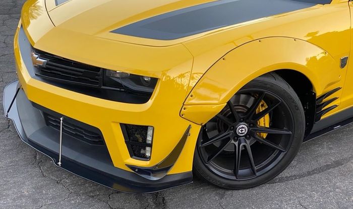 Modifikasi Chevrolet Camaro 'Bumblebee' ditopang airsus dan pelek HRE