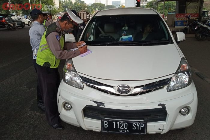 Polisi melakukan penindakan terhadap pelanggaran ganjil genap di sekitaran jalan RS Fatmawati, Jakarta Selatan.