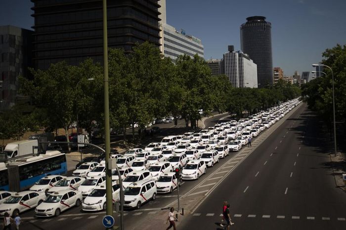 Aksi para taksi konvensional di madrid