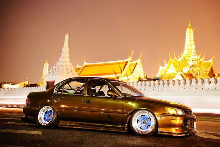 Tampilan samping modifikasi Toyota Corolla bekas taxi