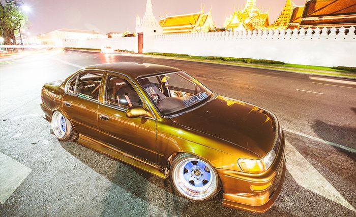 Tampak bucket seat lansiran Recaro dan Kulit motif macan tutul menghiasi kabin Toyota Corolla