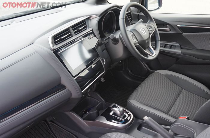 Interior Honda Jazz Hybrid sebelas dua belas dengan Honda Jazz yang dipasarkan di Indonesia