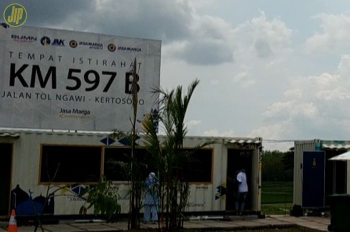  Rest area KM 597 yang terletak di jalan Tol Ngawi-Kertosono jalur B arah Ngawi.