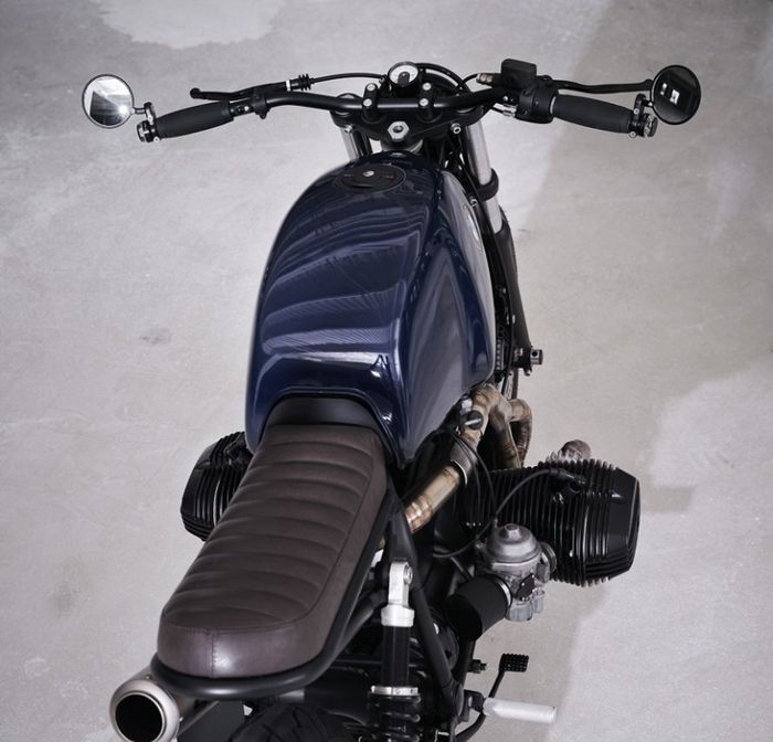 Area kokpit dibuat minimalis dan dipadukan dengan tangki bawaan R80RT serta jok kustom