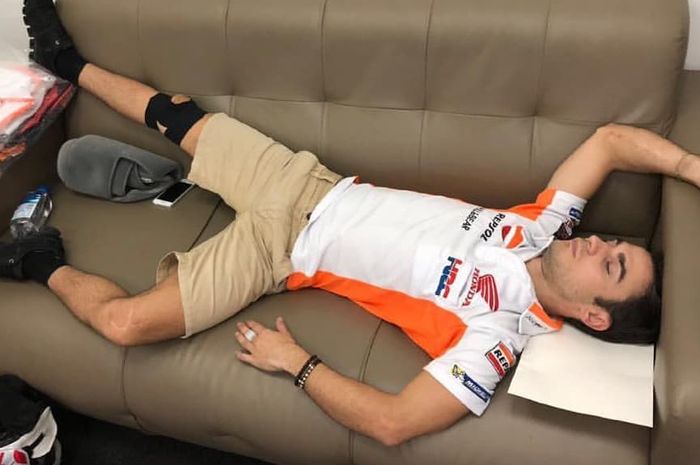 Dani Pedrosa tertangkap kamera tergolek di sofa, saat tes pramusim MotoGP Malaysia beberapa waktu lalu
