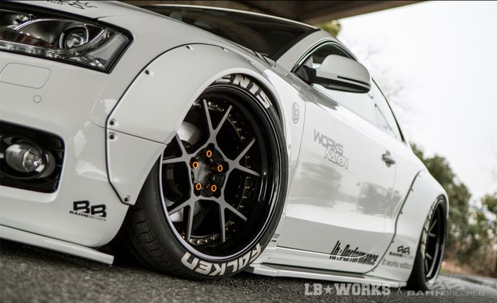 Tampilan samping Audi A5 dengan over fender dan pelek Work Meister ukuran 19