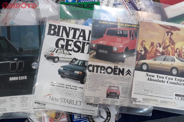 Koleksi brosur mobil klasik di Diva Auto Books