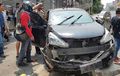 Grand Livina Diamuk Massa, Mau Kabur Hingga Tabrak Separator Jalur Busway