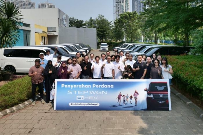 Honda resmi menyerahkan 20 unit perdana STEP WGN e:HEV kepada konsumen pertama di GIIAS 2025.