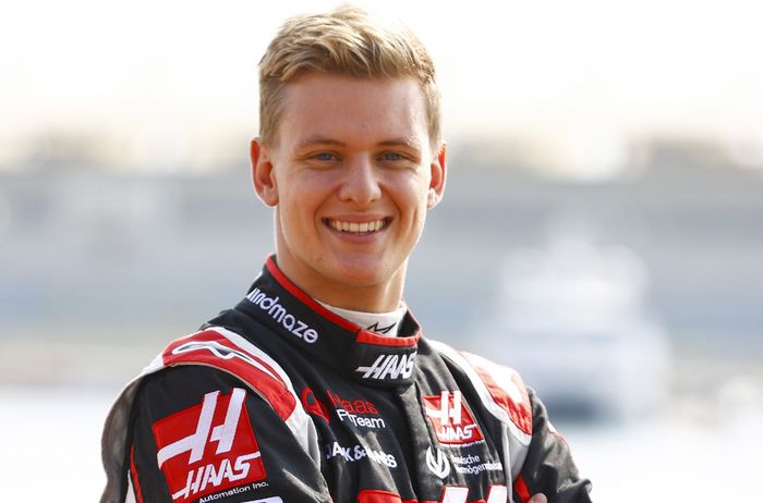 Mick Schumacher mengenakan baju balap tim Haas untuk menjalani debutnya di F1 dengan mengikuti F1 Abu Dhabi 2020