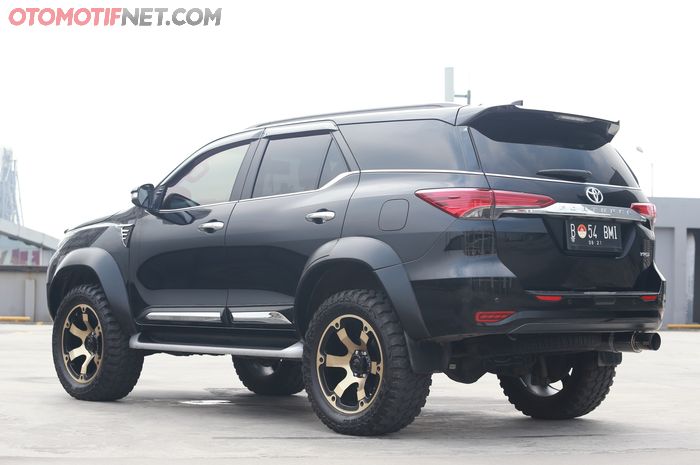 Overfender yang tebal dan lebar di Fortuner Pierre mesti diantisipasi dengan pelek dengan offset pas dan body lift. 