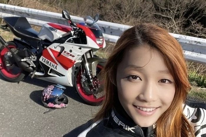 azusagakuyuki berpose bersama moge Yamaha-nya