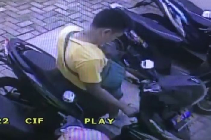 Ilustrasi. Aksi maling motor nggak pakai topeng atau helm sehingga mukanya jelas terekam CCTV