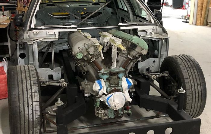 Ford Crown Victoria bermesin tank punya tenaga sebesar 2.500 dk