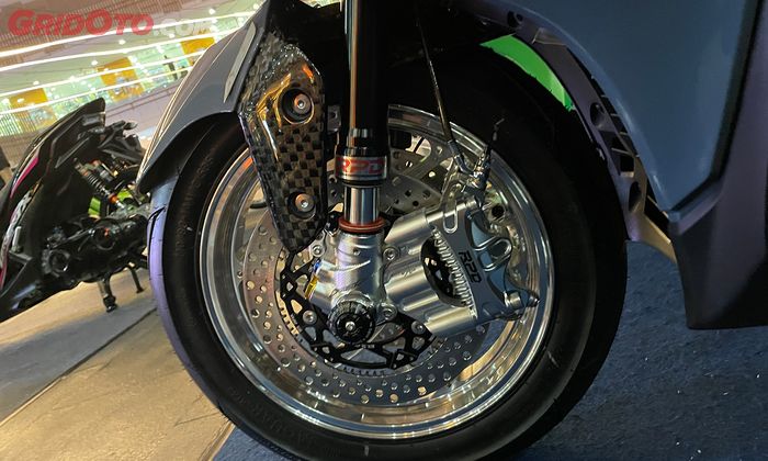 Konsep terakhir pakai dual disc brake di roda depan, kaliper kanan kiri pakai RPD di pasang di USD RPD juga!