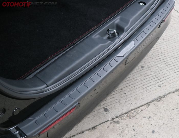 Sill plate belakang ikut melindungi bumper saat keluar masuk barang dari bagasi