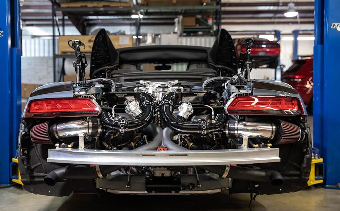 Hennessey menambahkan dua turbocharger Precision ke dalam mesin R8