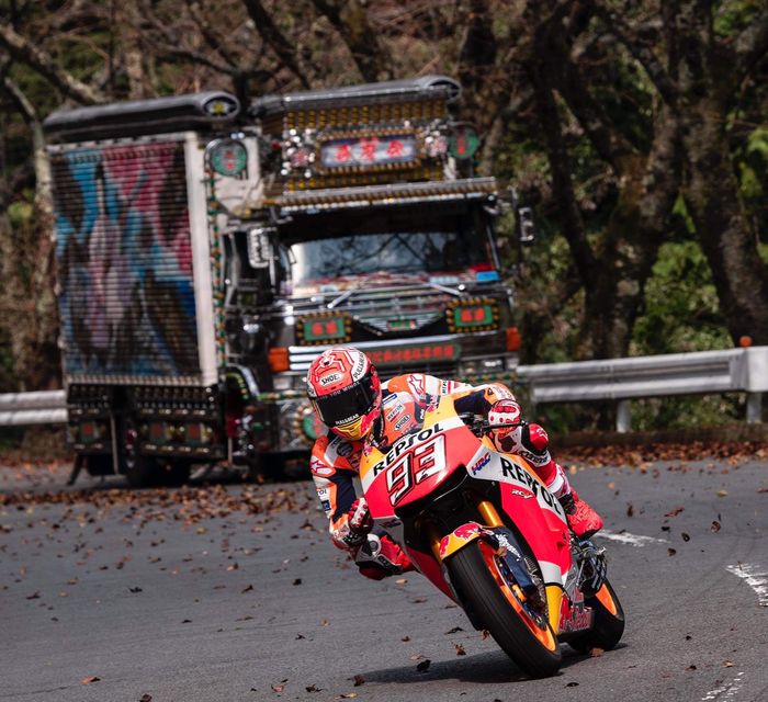 Marc Marquez salip truk di pegunungan Hakone